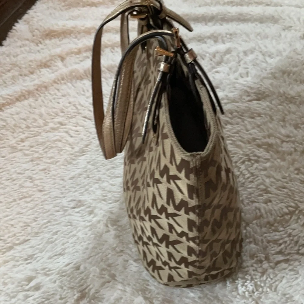 MICHAEL KORS BEIGE CAMEL GOLD SIGNATURE HANDBAG MD TOTE - Picture 10 of 16